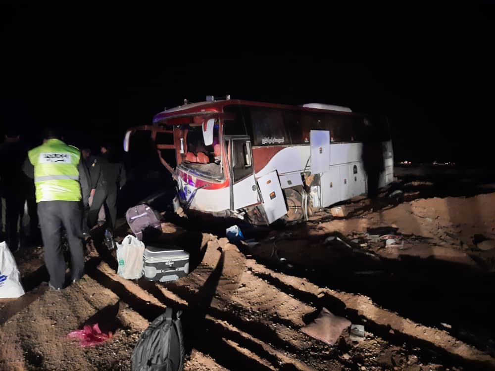 امدادرسانی به 24 مصدوم حادثه انحراف اتوبوس در ده نمک